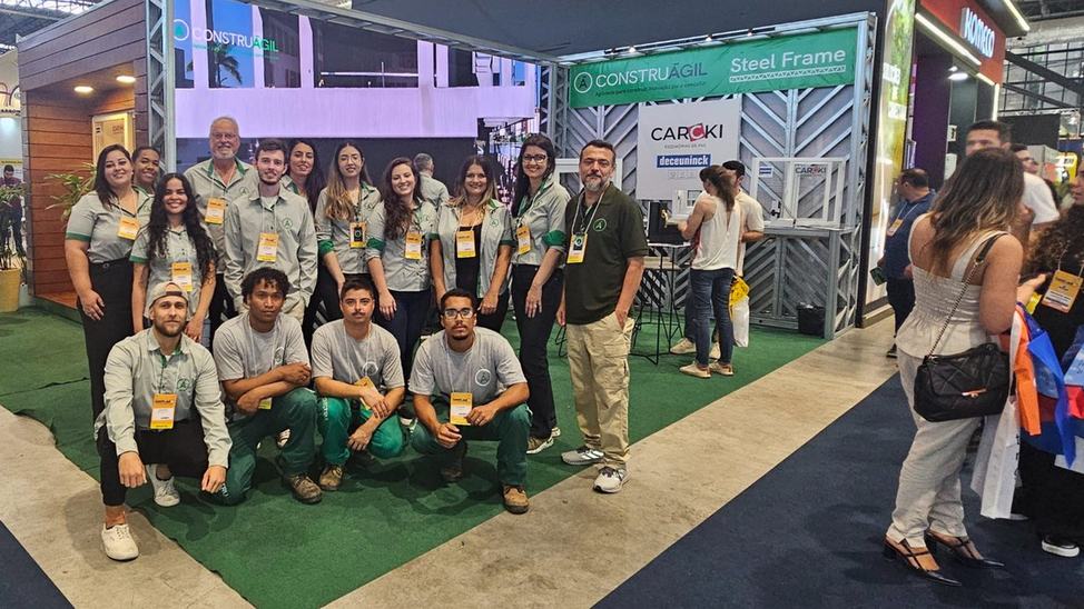 Equipa da ConstruÁgil no seu stand numa feira do setor da construção.