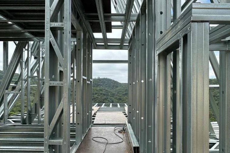 Interior de uma estrutura em light steel frame já montada, com os perfis
                verticais à vista.